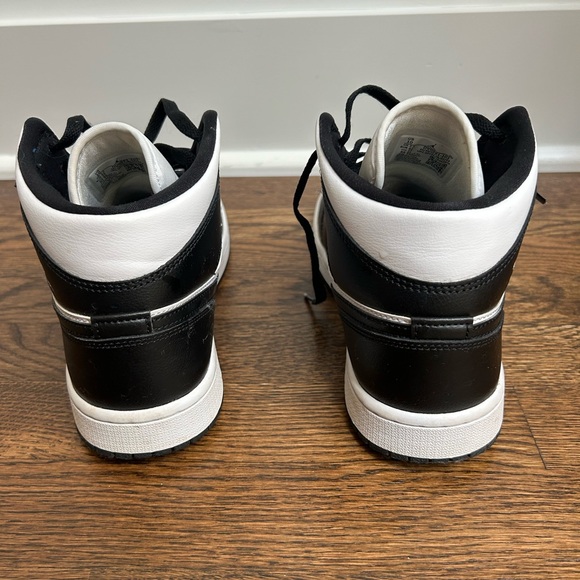 Women’s Jordan Air 1  Mid shoes. - Picture 2 of 5